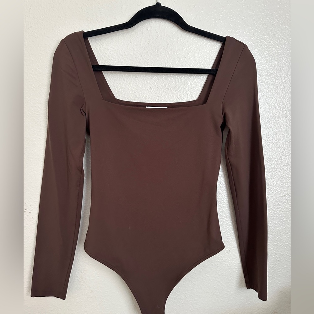 Aritzia Babaton Contour Long Sleeve Bodysuit Brown Size Medium